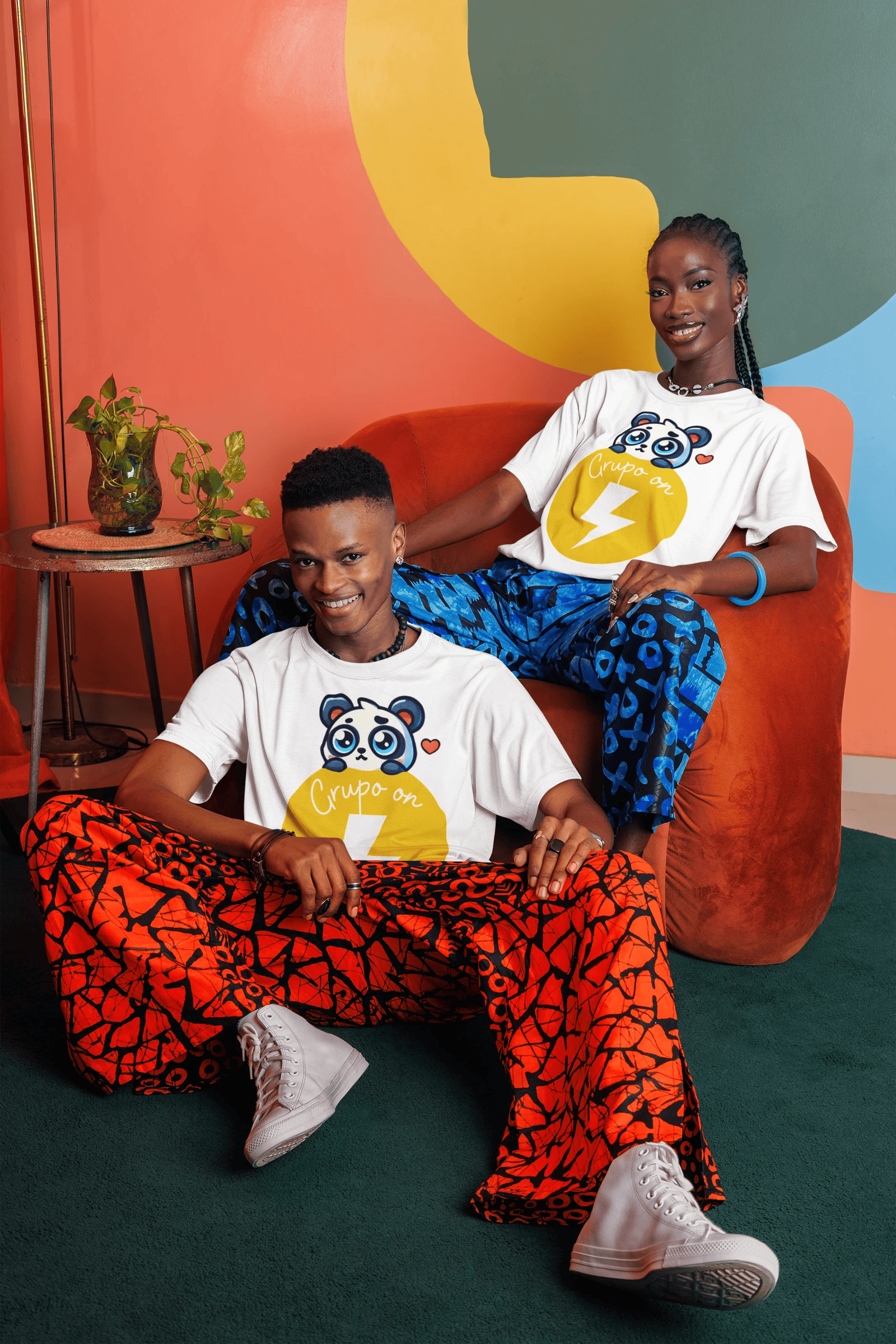 Dos creadores ON con camisetas de Pandón en una sala de colores