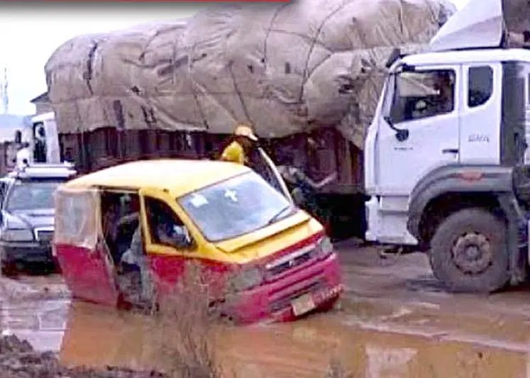 Motorists Trapped In Heavy Traffic On The Benin-Asaba Highway Amid Deteriorating Road Conditions