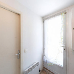 Accès Patio et Salle de Bains