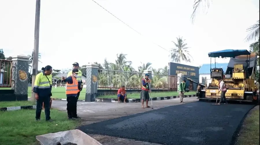 Pembangunan jalan Lampon, di Dusun Ringinagung, Desa Pesanggaran, Kecamatan Pesanggaran, Banyuwangi, Jawa Timur,