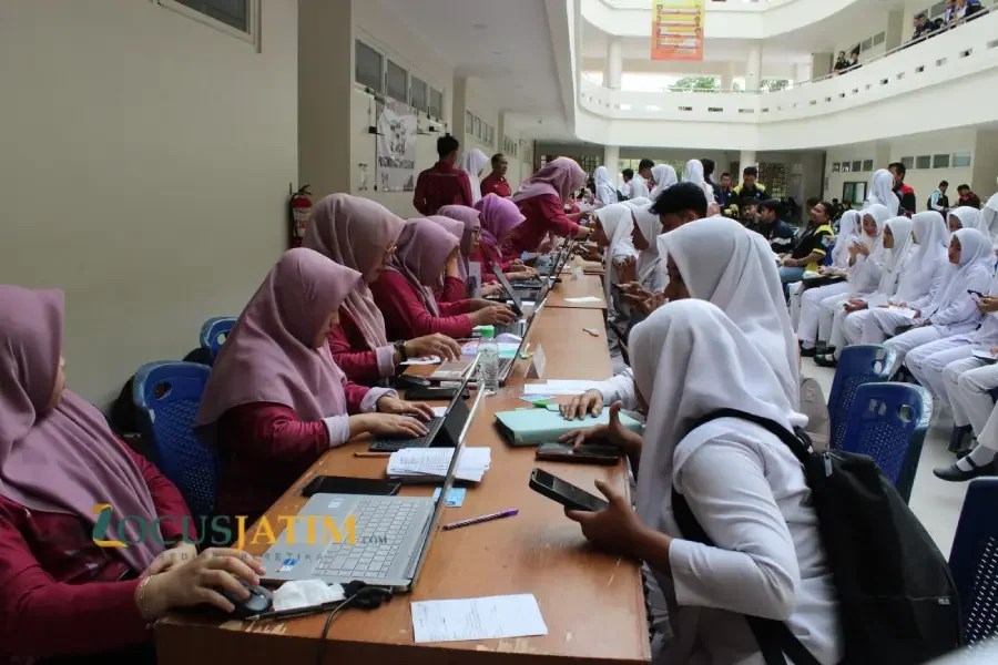 Tim tenaga kesehatan turun langsung untuk memastikan kondisi kesehatan siswa terpantau sejak dini