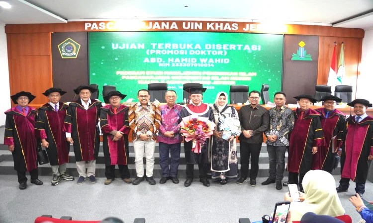 Bupati Bondowoso Abdul Hamid Wahid (tengah) berfoto bersama jajaran dewan penguji dan akademisi usai menjalani Ujian Terbuka Disertasi (Promosi Doktor) di Pascasarjana UIN KHAS Jember