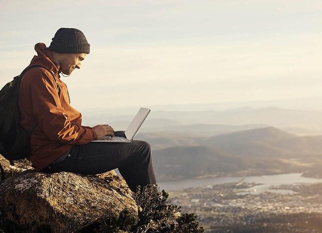 What is a digital nomad and how can VNC technology help?