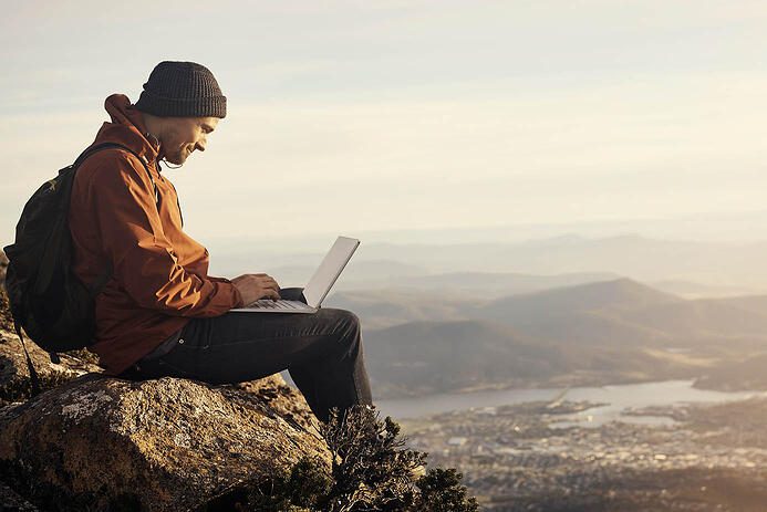 What is a digital nomad and how can VNC technology help?