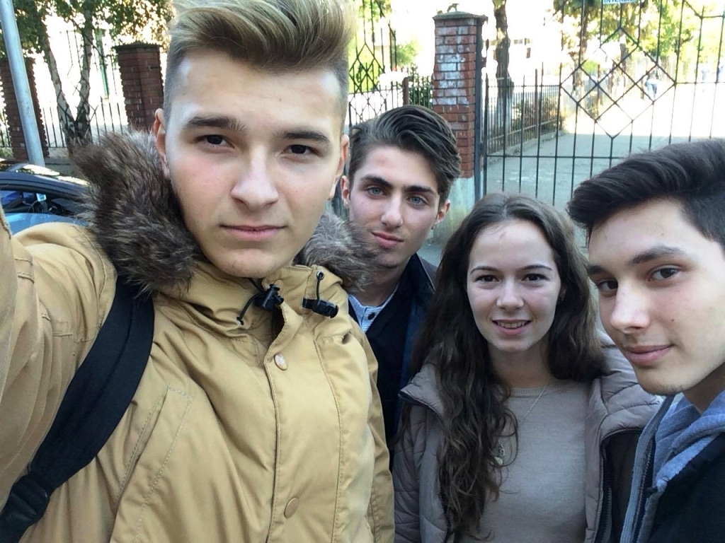 Darius Buda (dreapta), alături de echipa LOGO Paper (Darius Bungău, Florin Mihocaş şi Oana Taichiş)