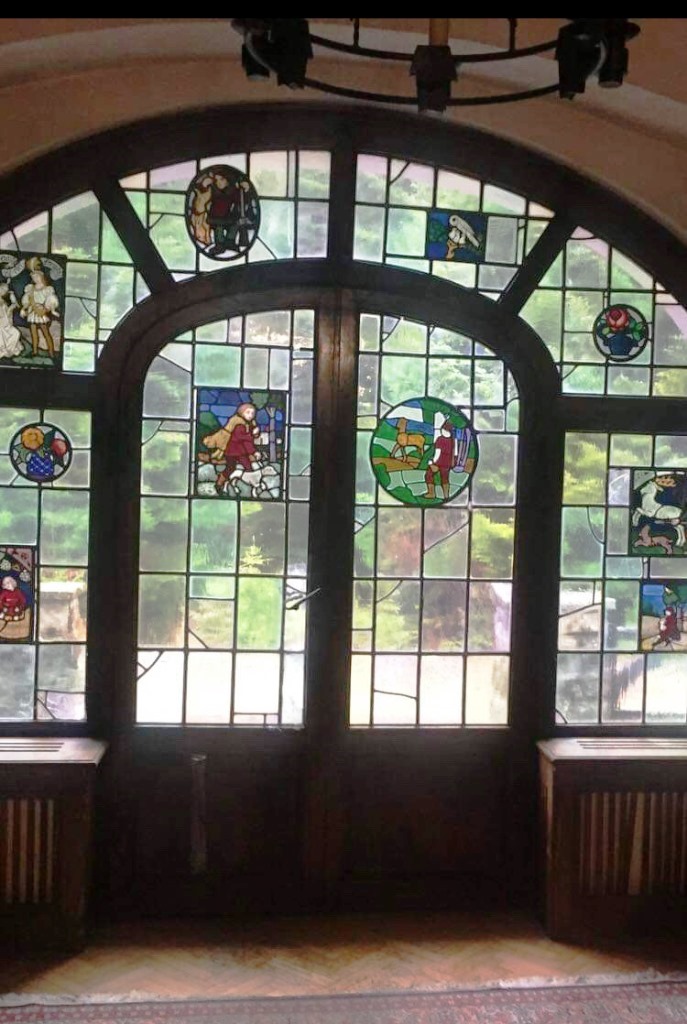 Intrarea din față are vitralii făcute la Strasbourg. Foto: Natalia Kristali