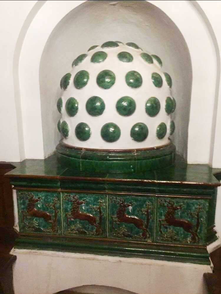 Sobele de teracotă sunt făcute unicat, la Viena, la comanda Regelui Ferdinand, cel care a construit castelul. Foto: Natalia Kristali