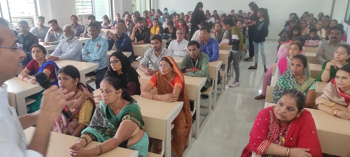 छात्रों और अभिभावकों की समस्याओं के बताए समाधान