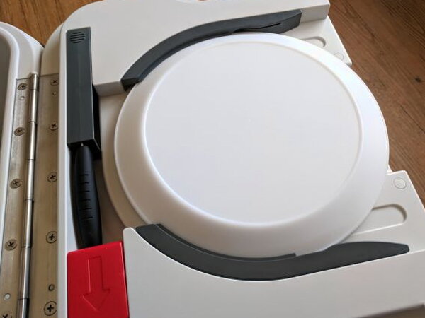 Plate storage in right lid
