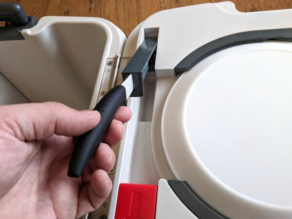 Ceramic knife being removed