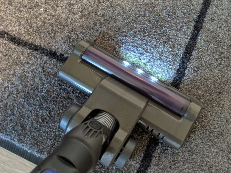 The floor brush includes three front LEDs that illuminate the cleaning path.