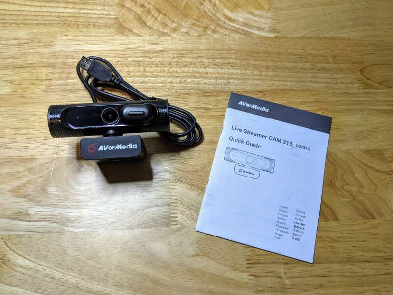 The box includes the webcam and a printed quickstart guide.