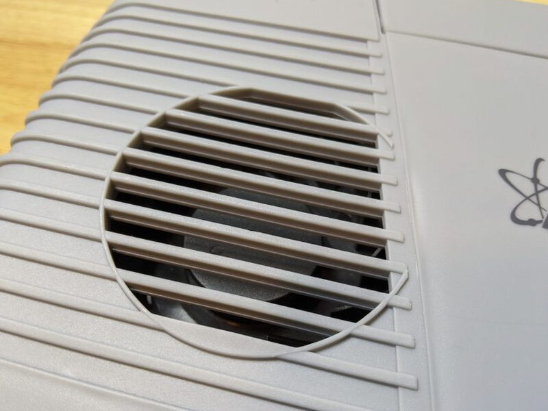 Exterior fan vent on the top of the lid.
