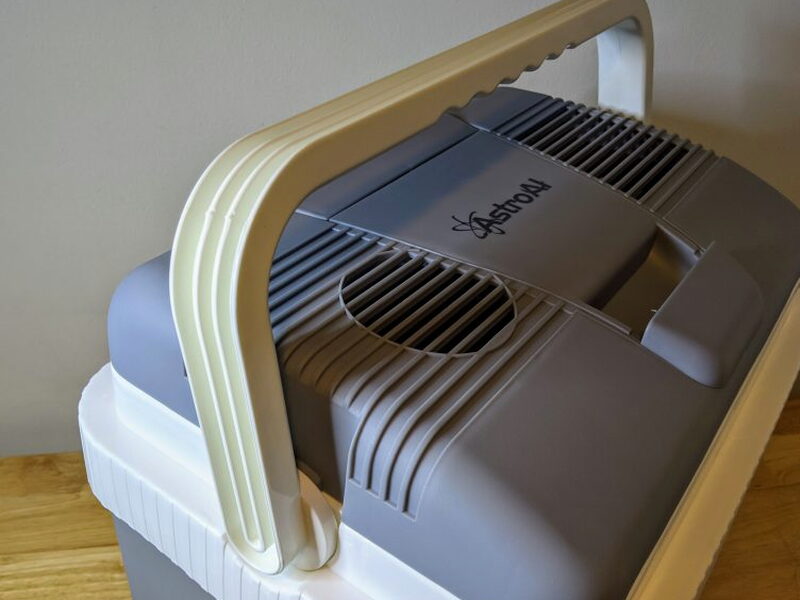 The raised carrying handle with the thermoelectric lid below it.
