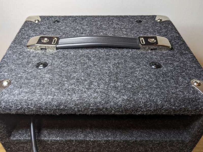 The carpetlike exterior wrap covers the top of the DBA-1 cabinet.