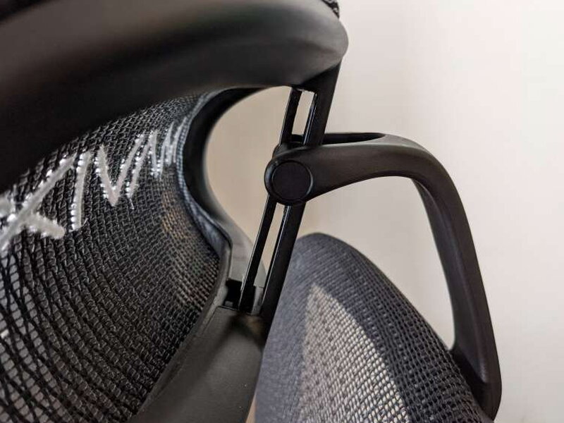The headrest’s mounting bracket and height-adjustment slot.