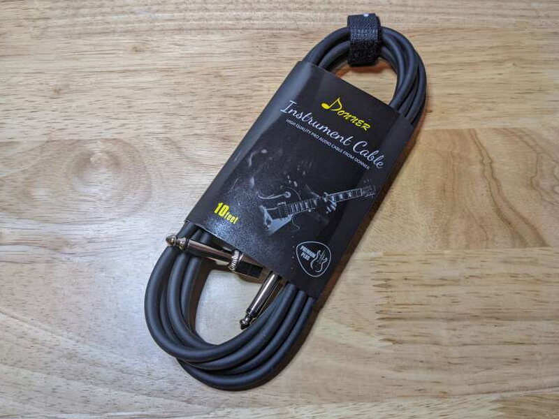 The included Donner 10 ft angled instrument cable adds practical value to the package.