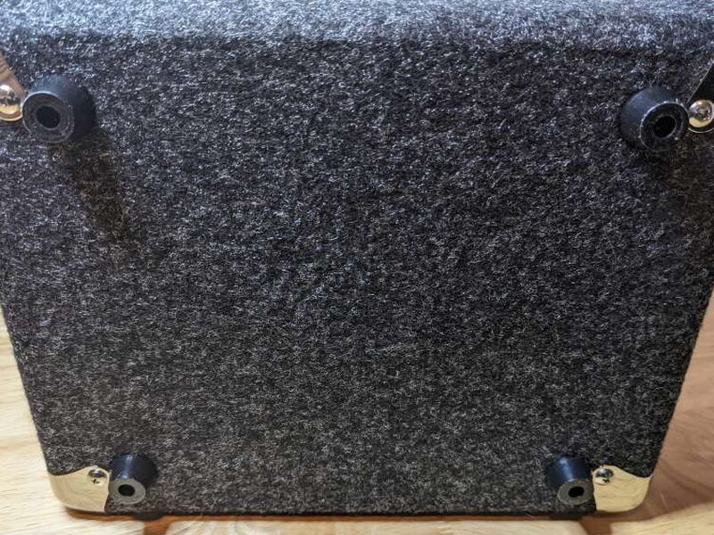 Four rubber feet on the bottom help keep the amp stable and reduce vibration.