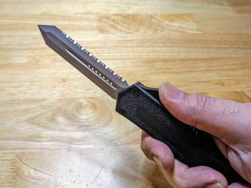 The Skar’s blade deployed from the front of the handle.