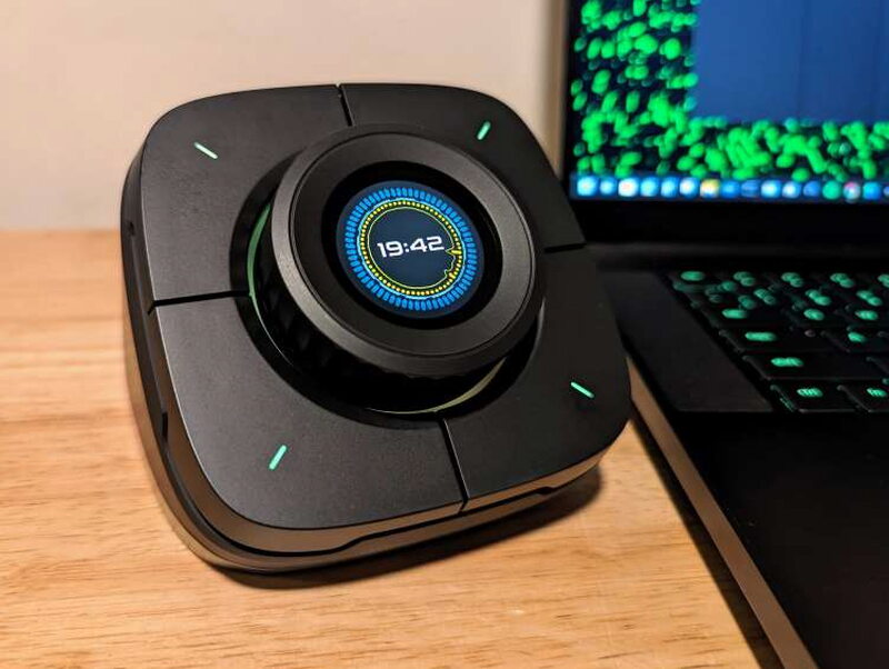 One of five built-in clock faces. The LCD screen offers five in total; I usually go with the one that reacts to sound from the internal microphone.
