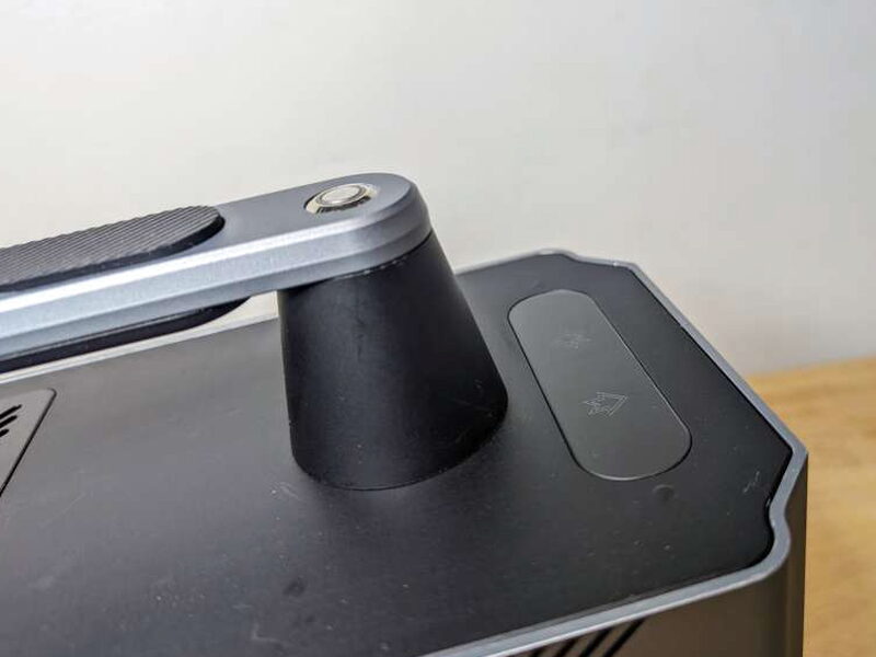 Just under the handle, a small touch panel for raising and lowering the head once it’s mounted.