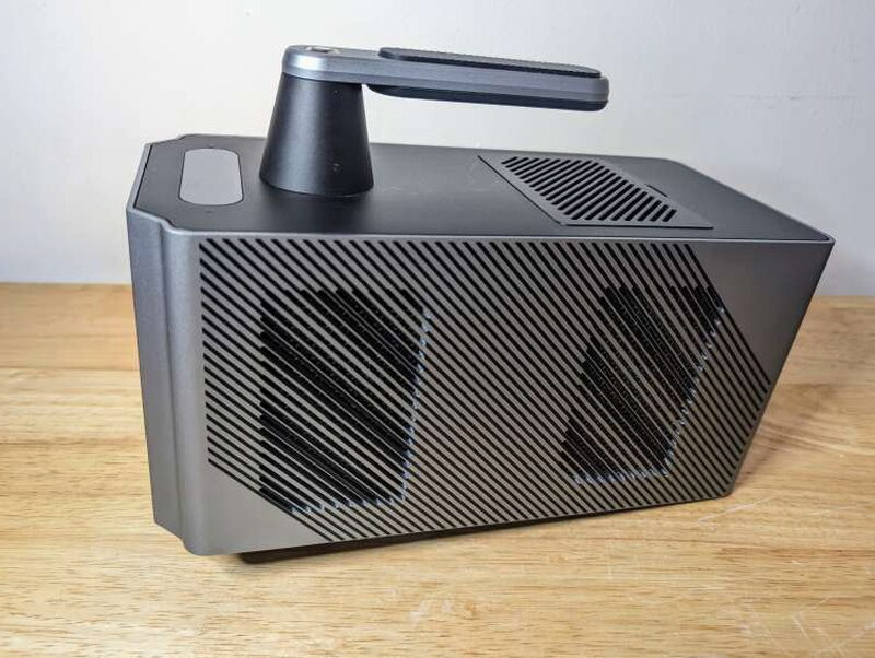Heat vent slots run along the side and across the top of the head.