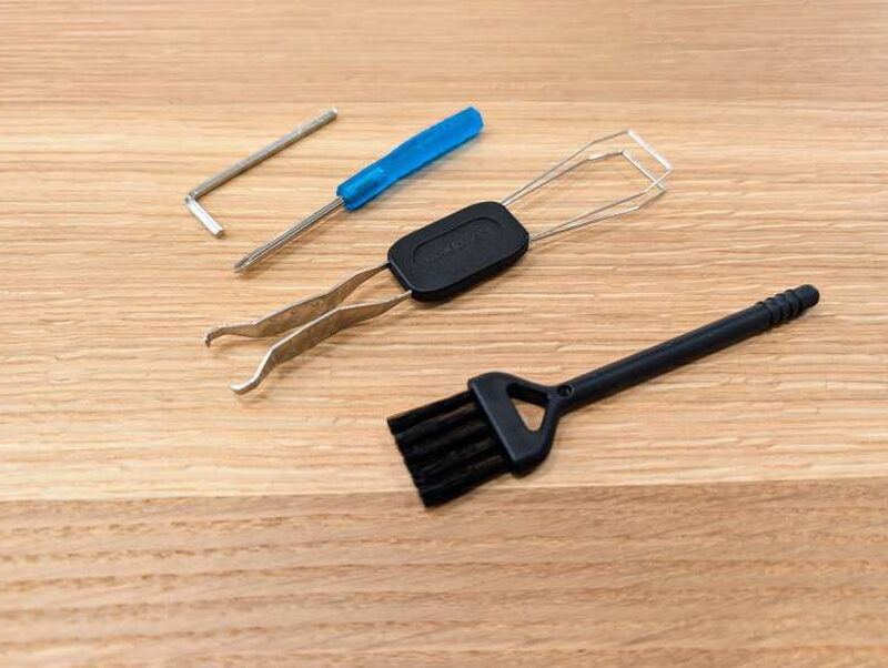 Tools included with the Keychron V1 Max