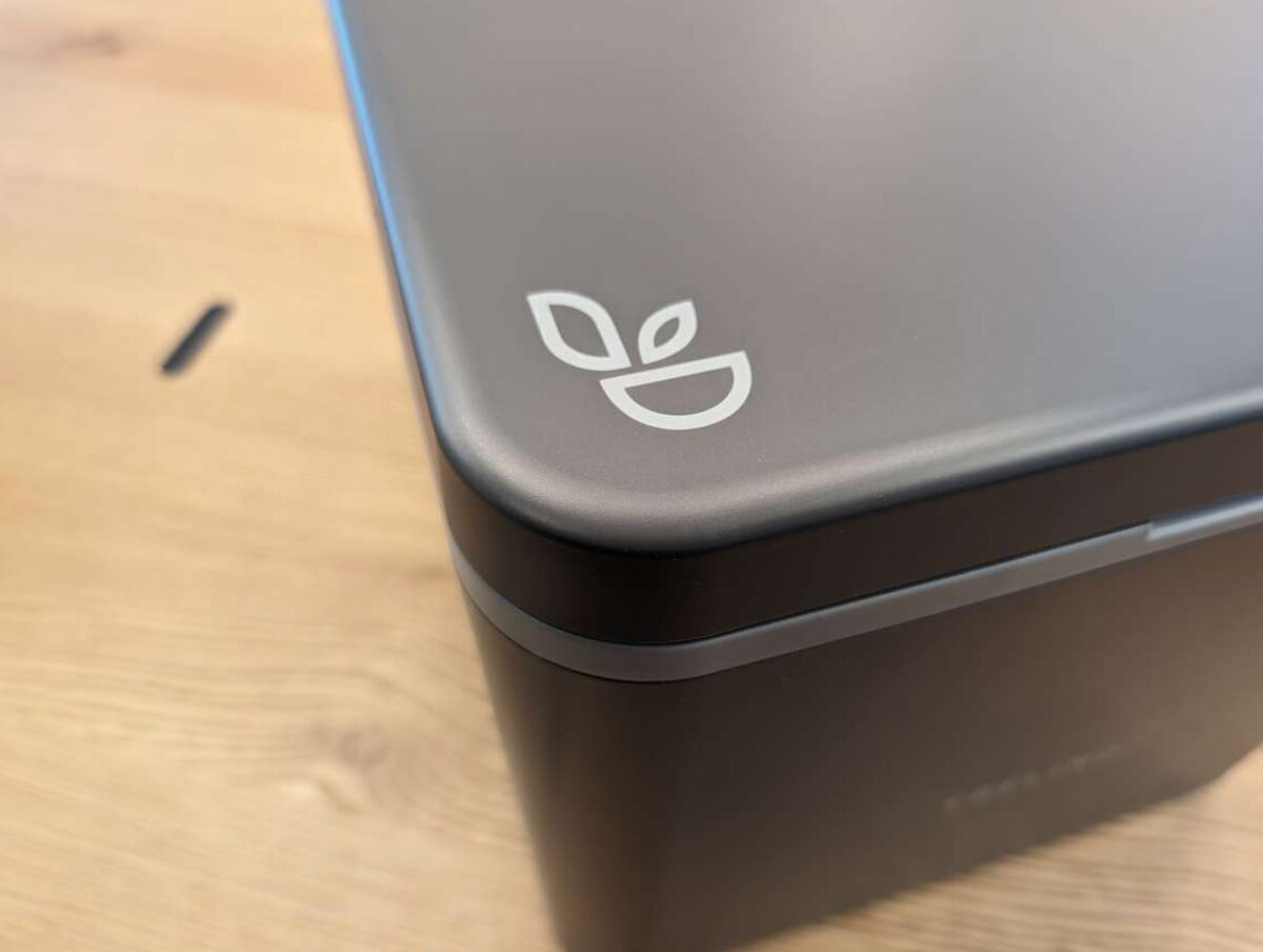Trelino logo on the lid