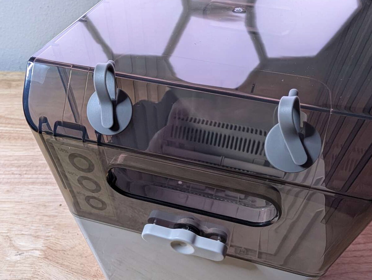Tinted lid and side of a FilaPartner E1 filament box