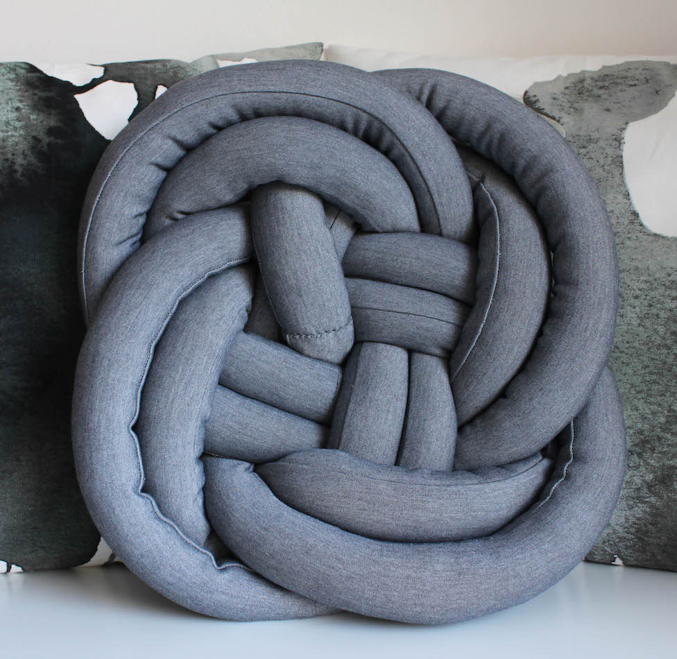 ak uszyc, blog krawiecki, blog o szyciu, poduszka supeł, knot pillow, poduszka swetrowa, podszuka z warkoczami, pled na drutach, dzianinowy pled, knit blanket, jak uszyc poduszkę