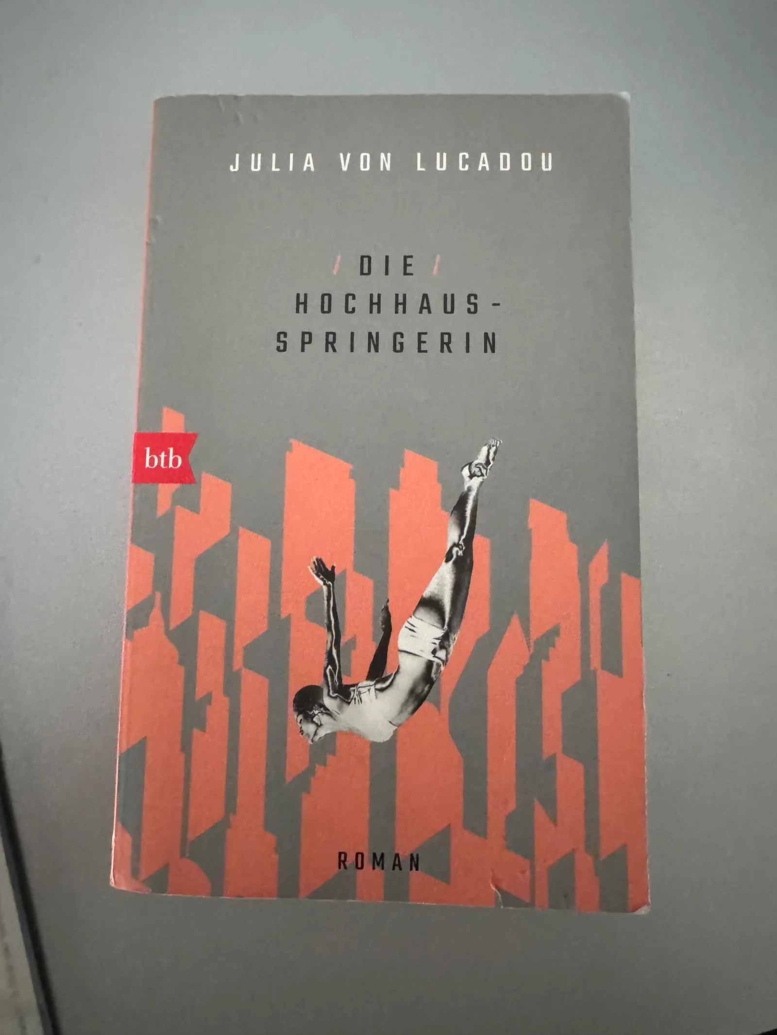 Die Hochhausspringerin (Julia von Lucadou)