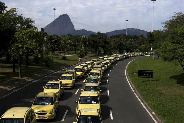 Taxistas protestan contra Uber en Brasil