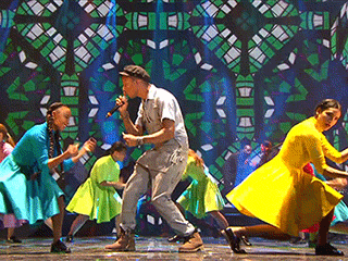 Justin Bieber triunfa en los MTV EMAs - 53_pharrell-snap