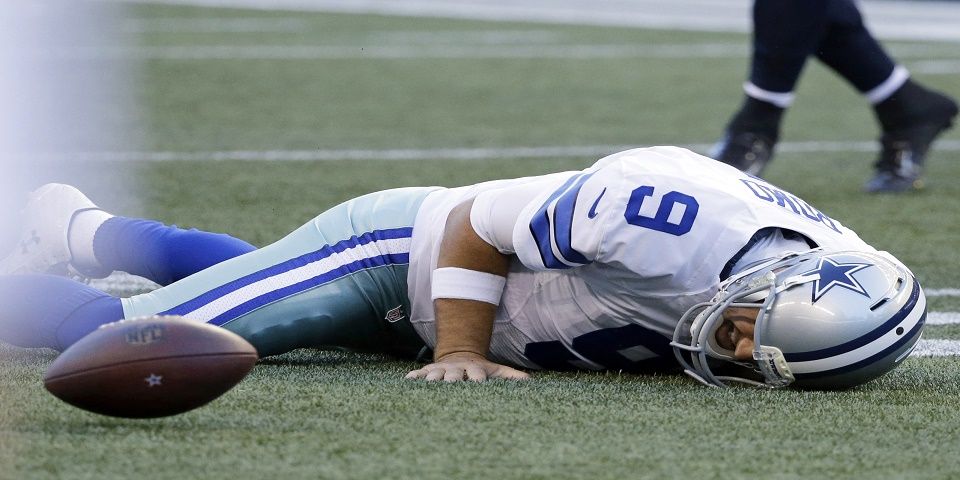 Confirman fractura en la espalda de Tony Romo