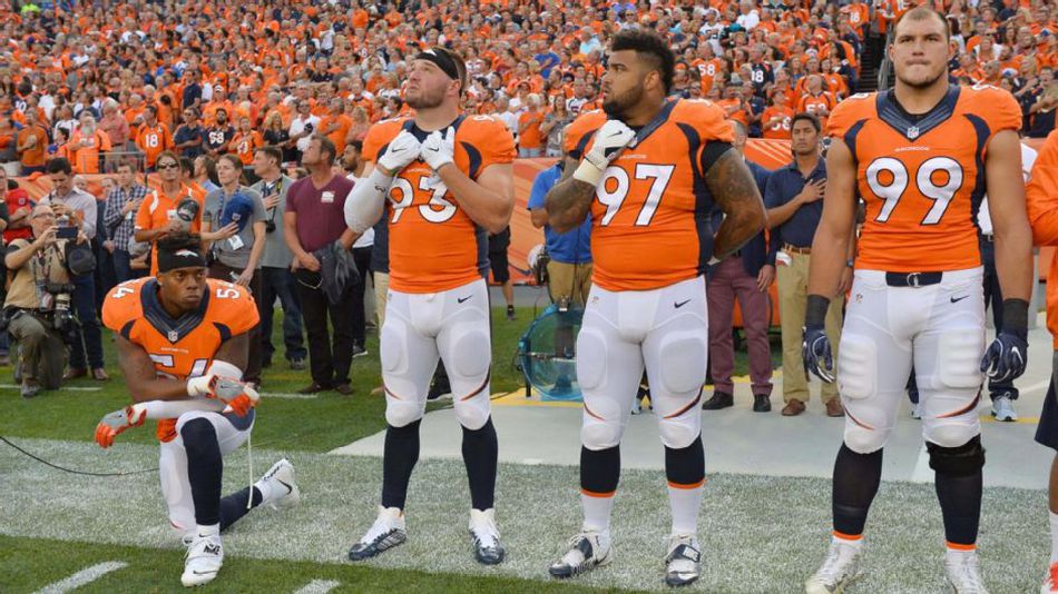 Jugador de los Broncos se arrodilla durante himno y pierde acuerdo de patrocinio