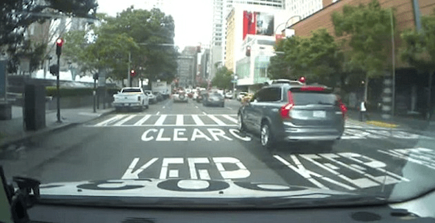 Graban a Uber autoconducido pasándose una luz roja en San Francisco