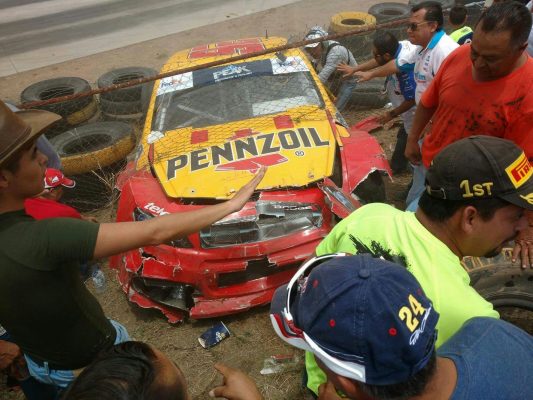 #Video Vehículo Nascar choca contra aficionados en León