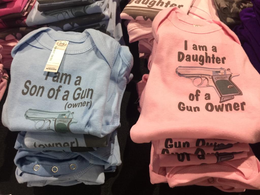 Impactante feria de venta y exposición de armas, una visita inesperada