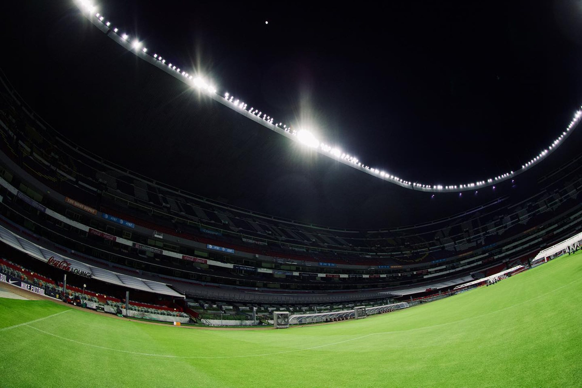 Aficionados de Cruz Azul enfrentan a policías en el Azteca; no hay detenidos