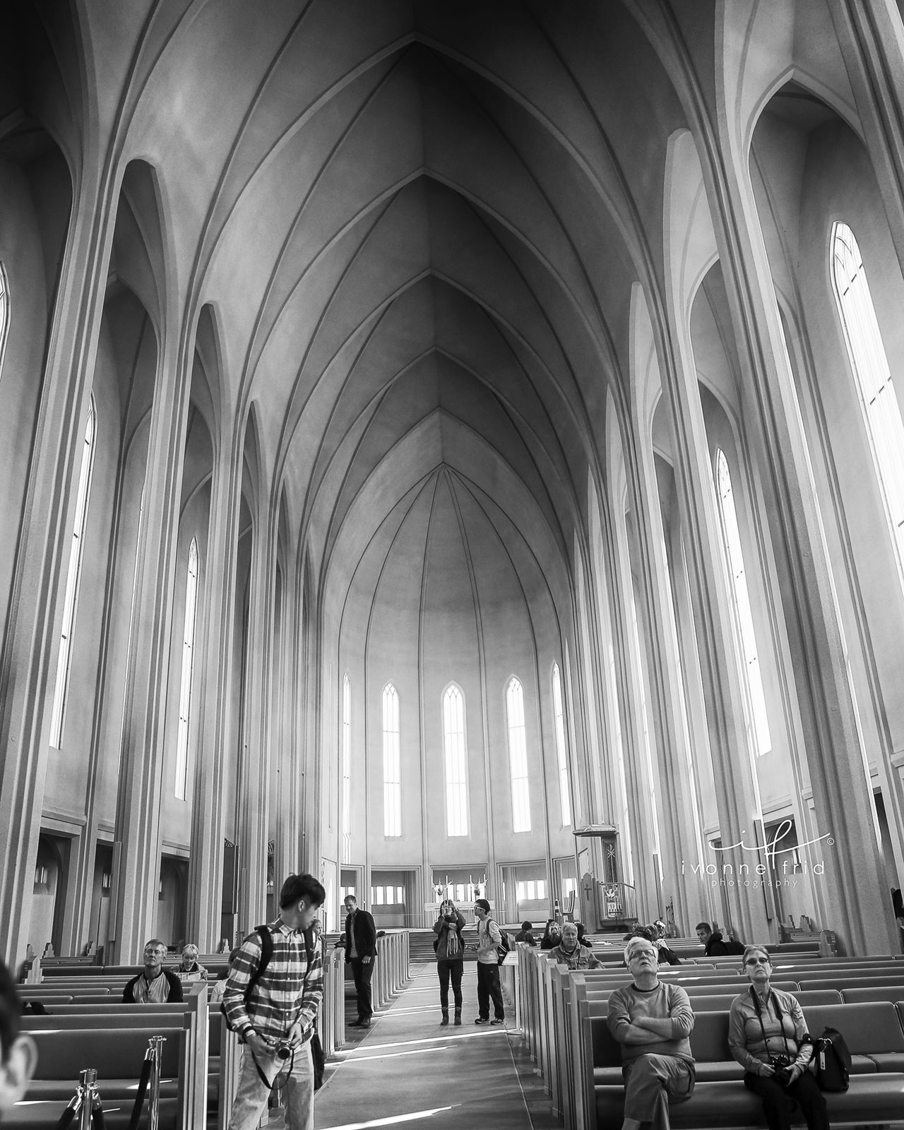 Flujos de lava basáltica dan forma a la Iglesia de Hallgrímur en Islandia