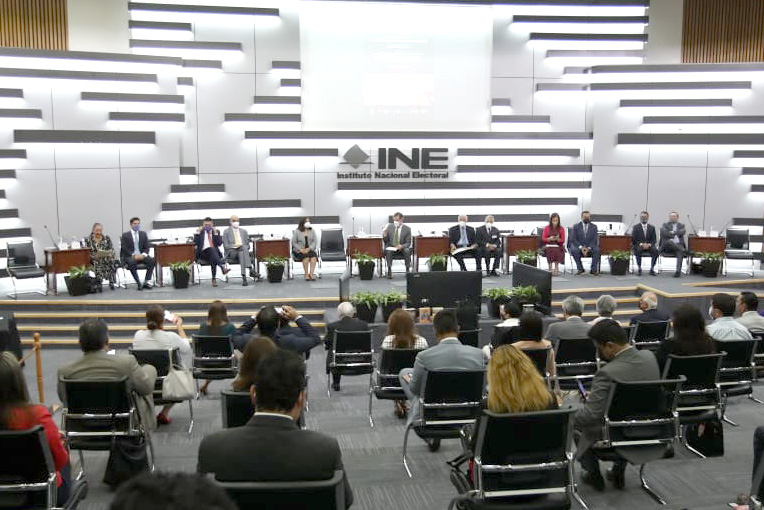 INE obtiene reconocimiento como Institución 100 por ciento capacitada del INAI. Foto de INE
