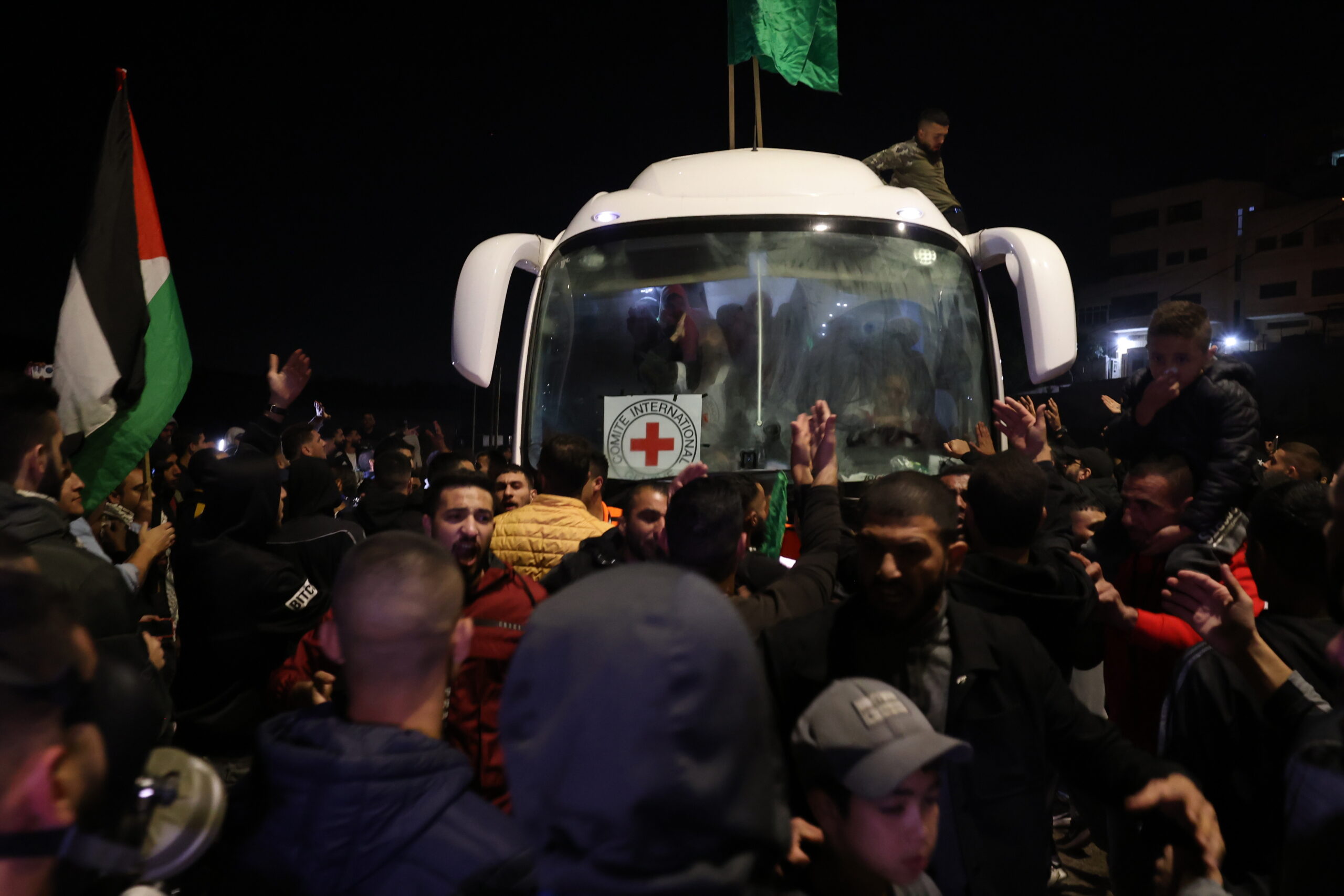 Israel y Hamás intercambian con éxito la primera tanda de rehenes por presos palestinos. Foto de EFE