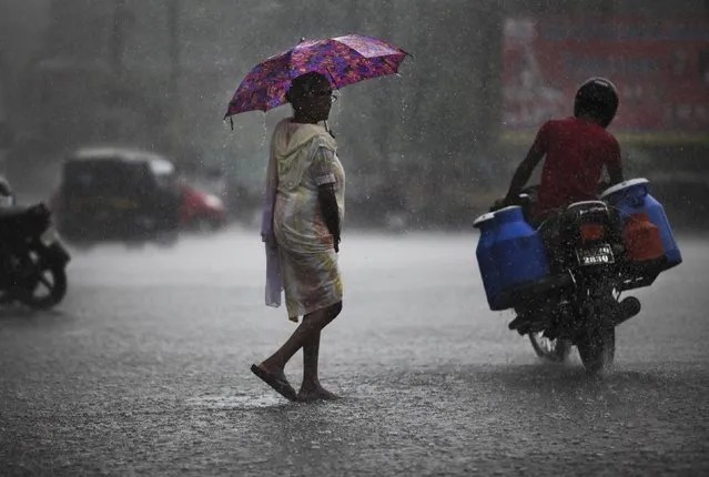 ভারী বৃষ্টির আশঙ্কা জেলায় জেলায়, কোন বিপদের কথা বলছেন আবহবীদরা?