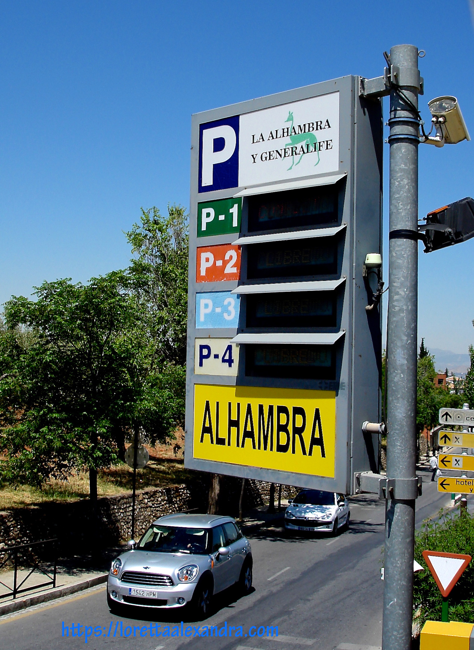 Bus stop – Destination the Alhambra!