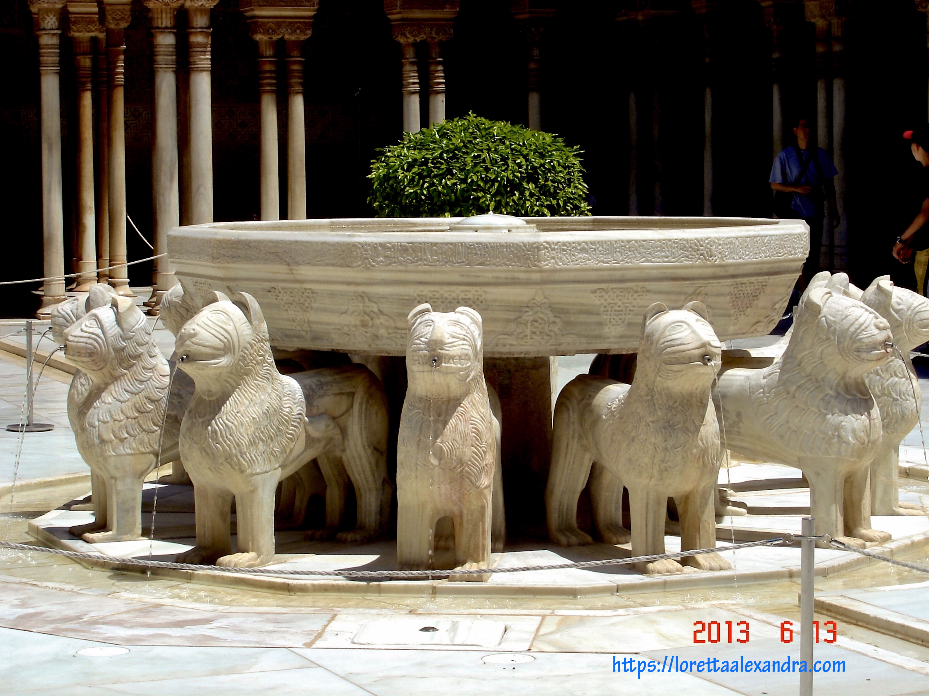 Patio de los Leones (the lions court) featuring an alabaster fountain.