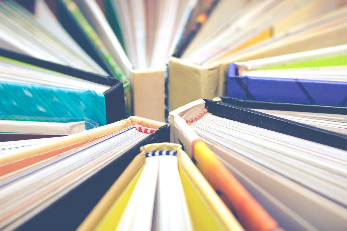 Self-Publishing vs Traditional Publishing: Weighing the Pros and Cons