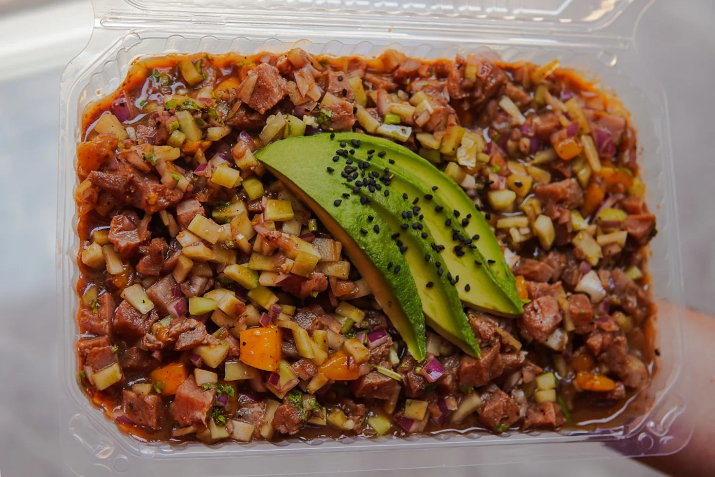 Ceviche picado con pepino, cebolla y salsa roja