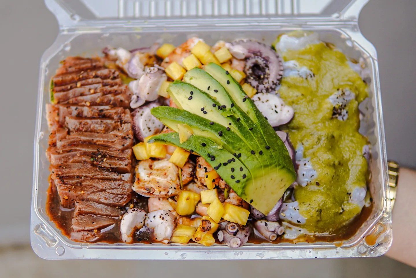 Charola grande: atún, camarón, pulpo, piña y salsa verde