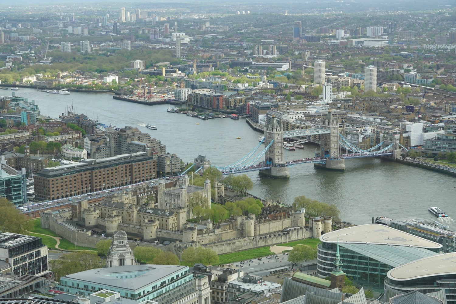view onto the Tower of London and the Towerbridge from The Lookout