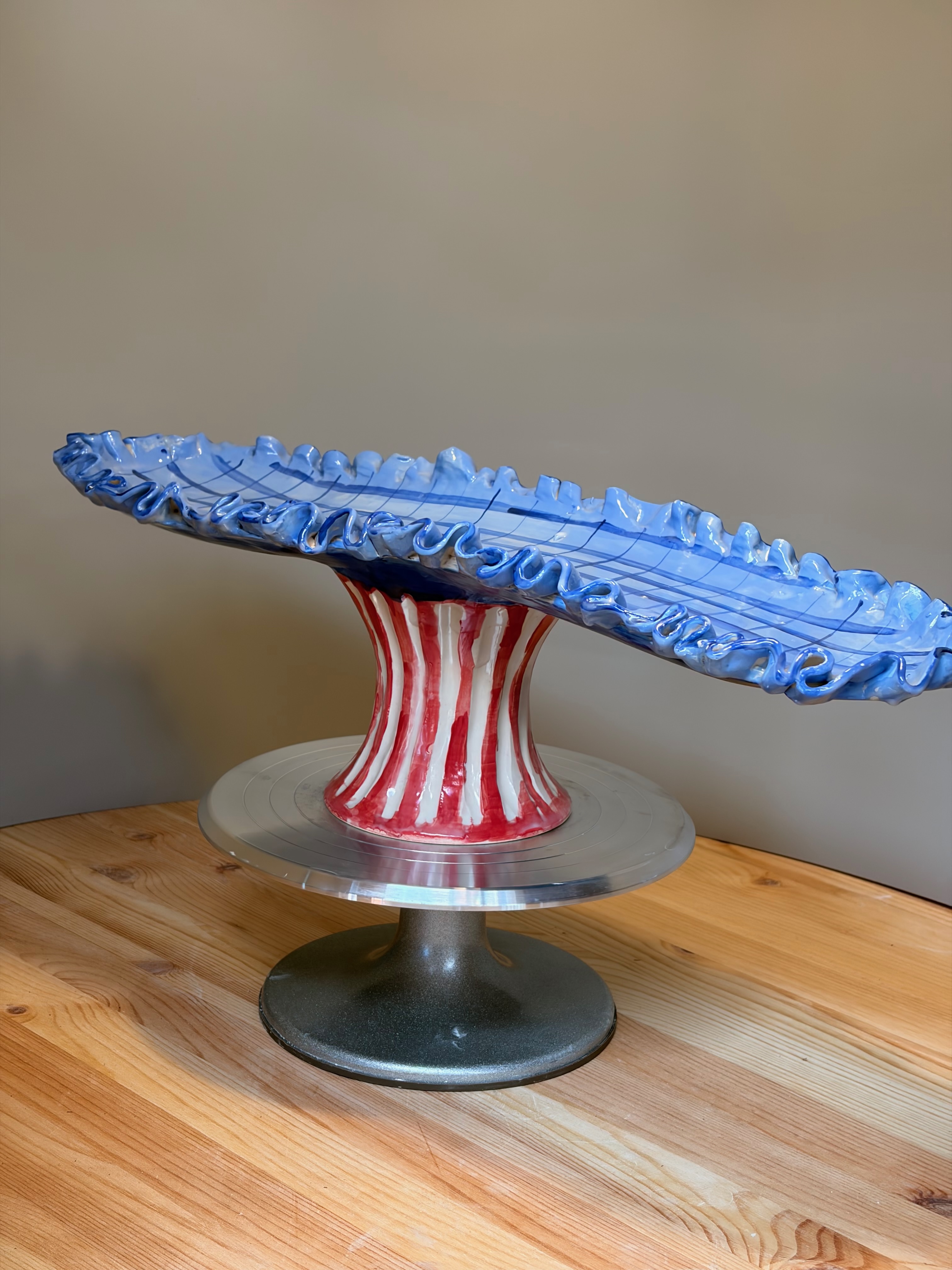 Ruffled Tide Cake Stand